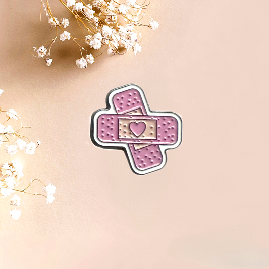ملصق معدني لـ "قلب وردي" (Pink Heart Aid)